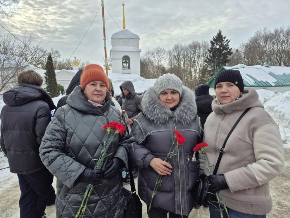 Сотрудники областной больницы им. Н.Н. Бурденко приняли участие в торжественной церемонии возложения цветов на могилы воинов
