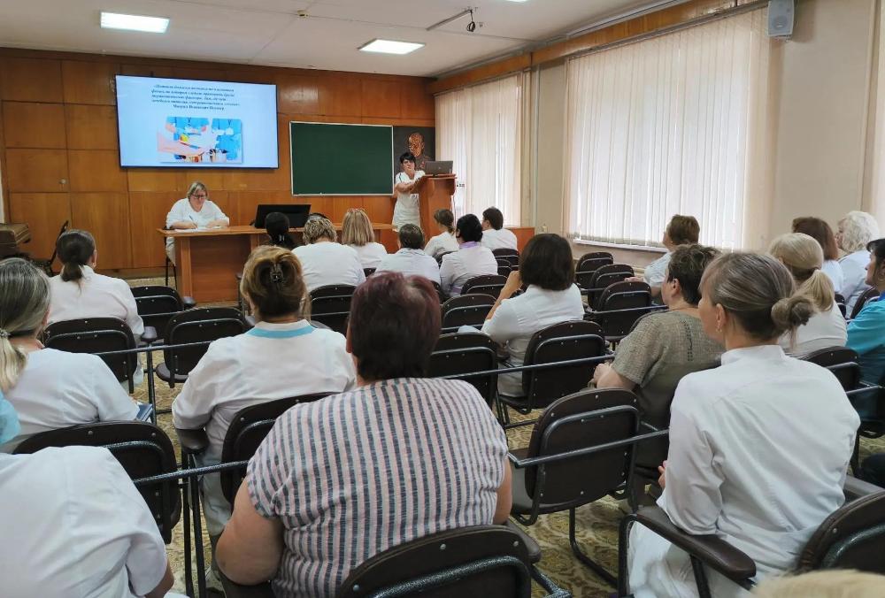 Заместитель главного врача по работе с сестринским персоналом провела очередное занятие по организации лечебного питания