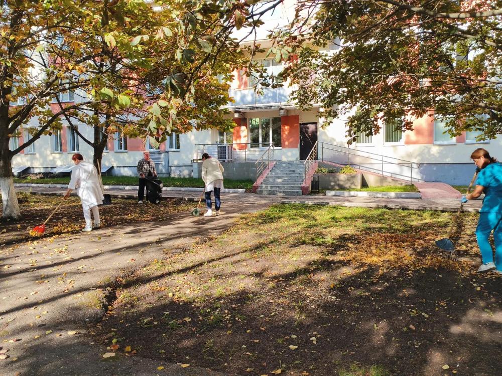 Сотрудники областной больницы им. Н.Н. Бурденко приняли участие в месячнике по благоустройству территории медучреждения