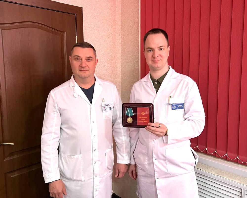 Заведующий терапевтическим отделением областной больницы им. Н. Н. Бурденко Антон Лавренов удостоился медали «За помощь фронту»