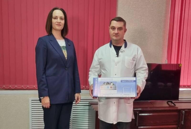 Сотрудники Пензенской областной клинической больницы им. Н.Н. Бурденко приняли в дар аппарат для восстановления здоровья