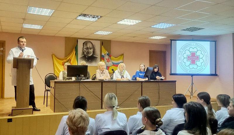 В большом конференц-зале Пензенской областной клинической больницы имени Н. Н. Бурденко прошла «Ярмарка вакансий» сестринского персонала