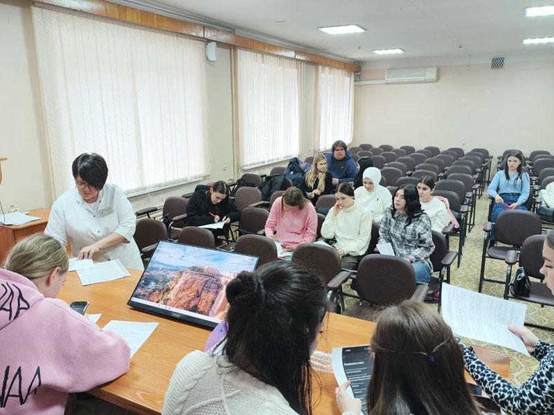 Заместитель главного врача по сестринскому делу областной больницы им. Н.Н Бурденко Татьяна Рыжонина встретилась с выпускниками медицинского колледжа