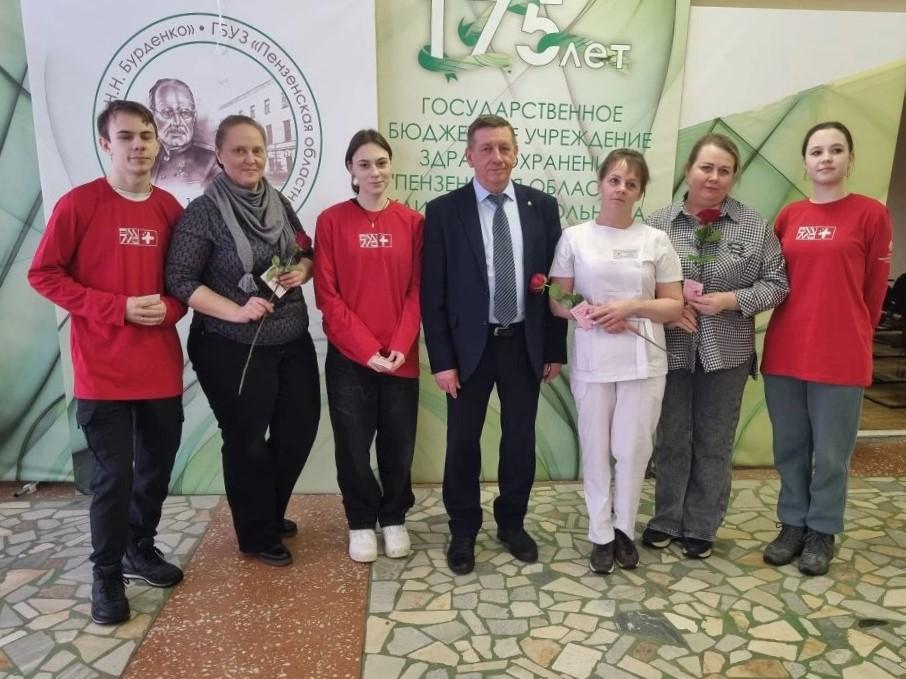 Волонтёры-медики поздравили коллектив областной больницы им. Н.Н. Бурденко с Международным женским днём